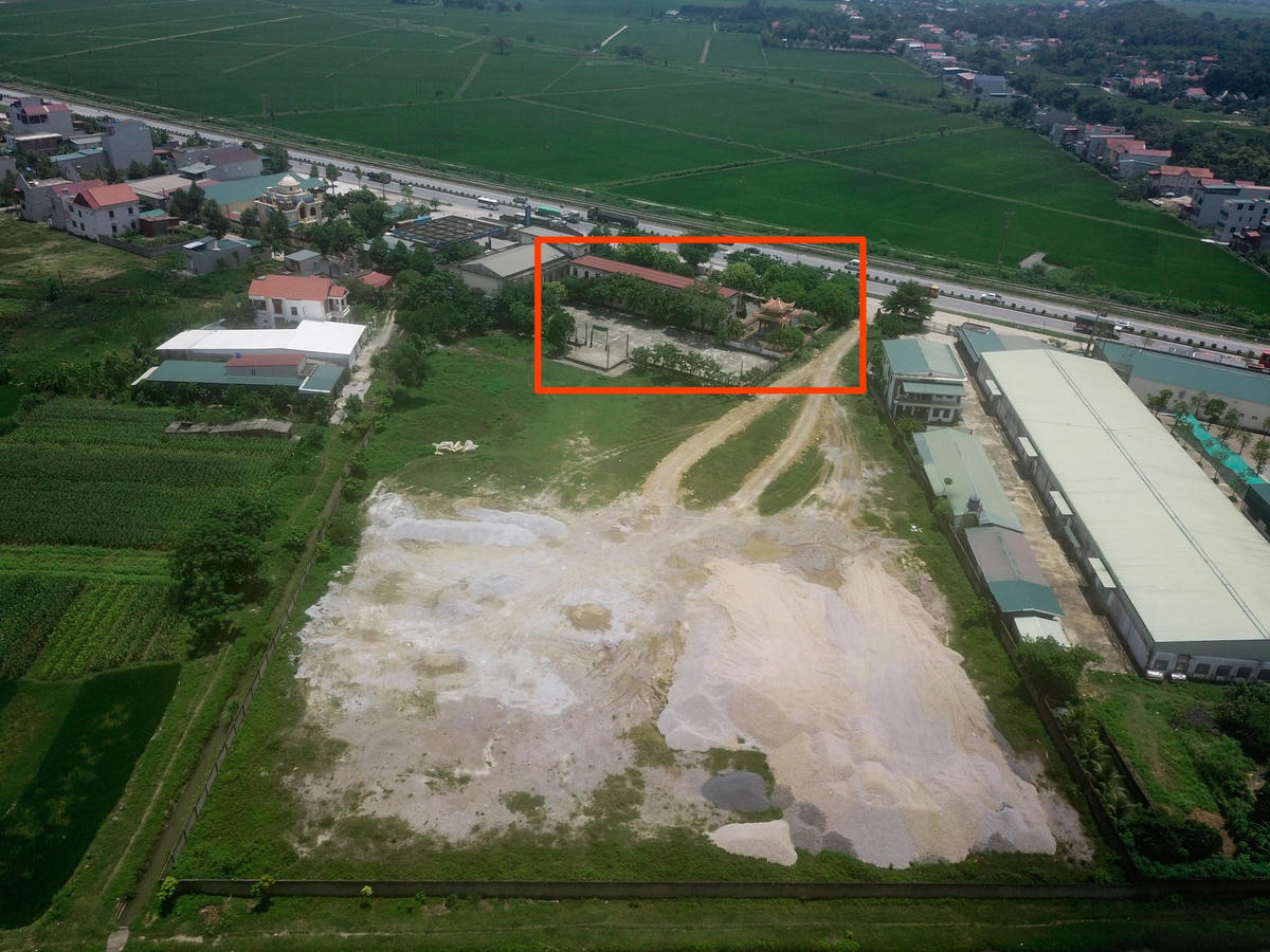 Vật liệu được chất cao, chiếm hết nửa diện tích sân vận động của xã Đại Lộc.