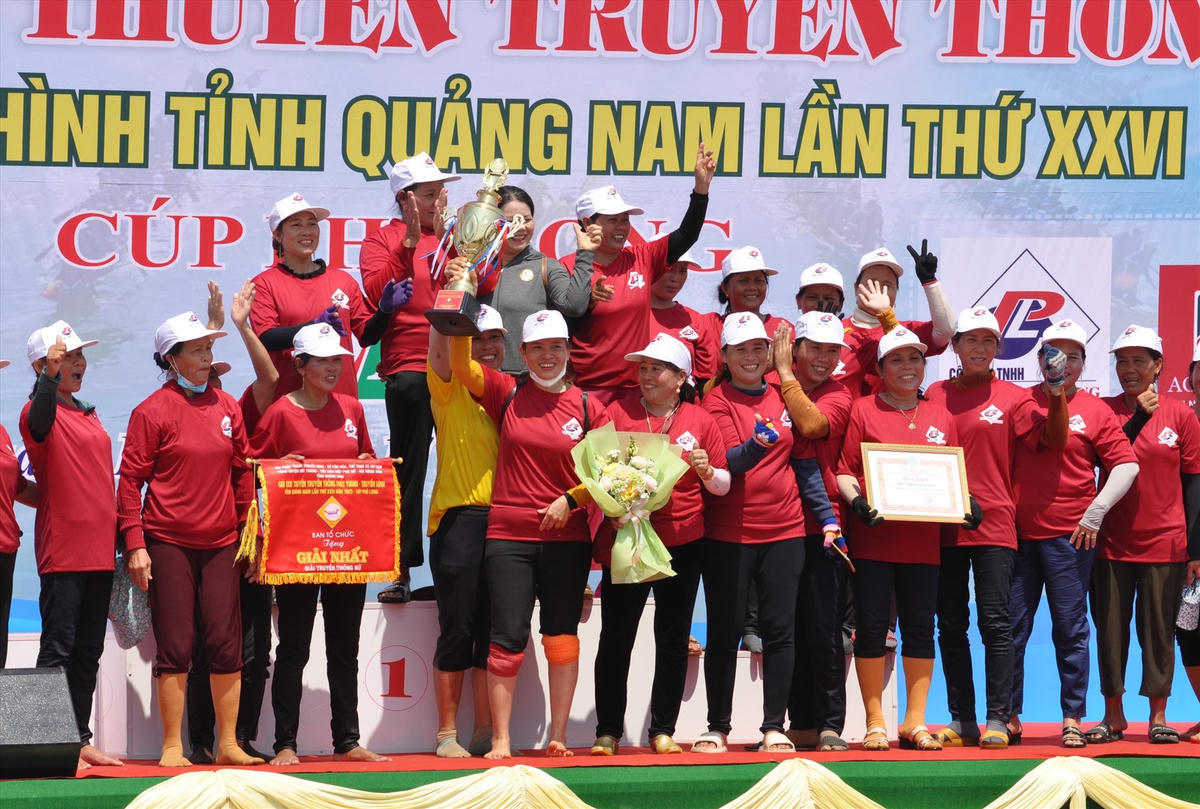 Đội đua thuyền nữ xã Tam Tiến giành được huy chương Vàng.