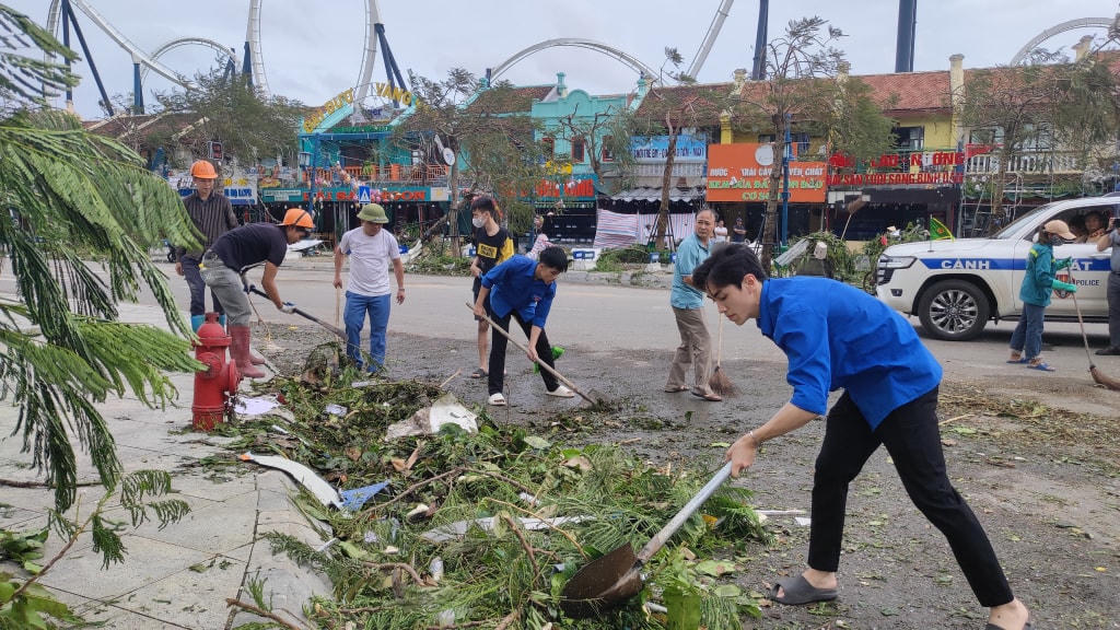Phường Bãi Cháy (TP Hạ Long) huy động tổng lực để dọn dẹp vệ sinh, môi trường.