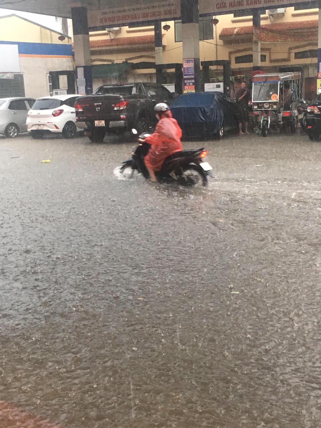 Cây xăng Trần Cung cũng ngập trong nước...
