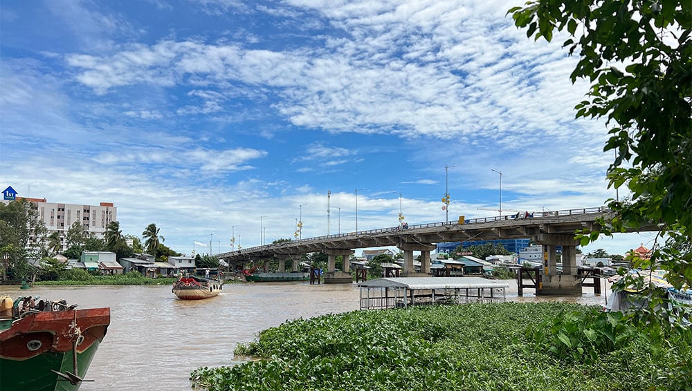 Nơi Hải ném cháu bé xuống sông.