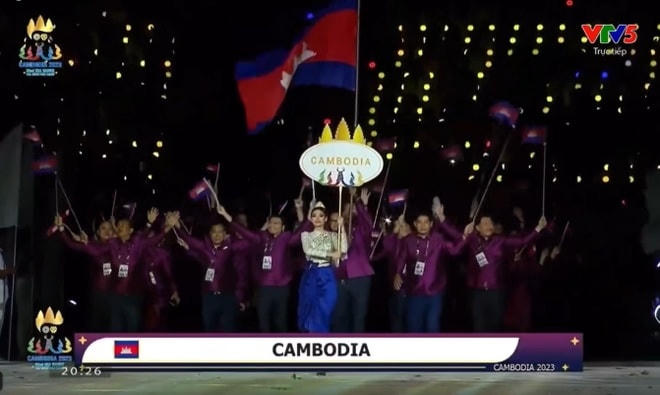 Hình ảnh  Pich Votey Saravody diện trang phục dân tộc dẫn đầu Đoàn Thể thao Campuchia trong Lễ khai mạc SEA Games 32. Ảnh: CMH. 