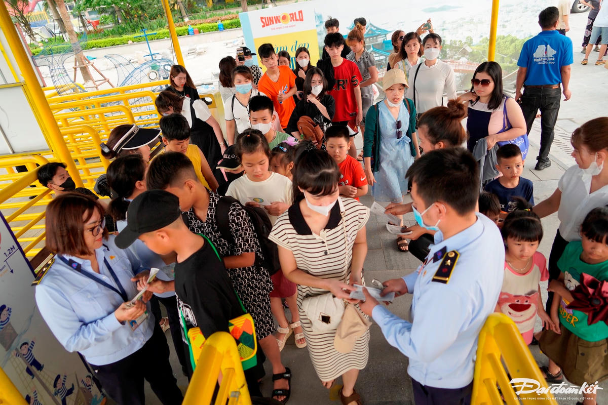 Để mua được tấm vé là điều không dễ dàng.