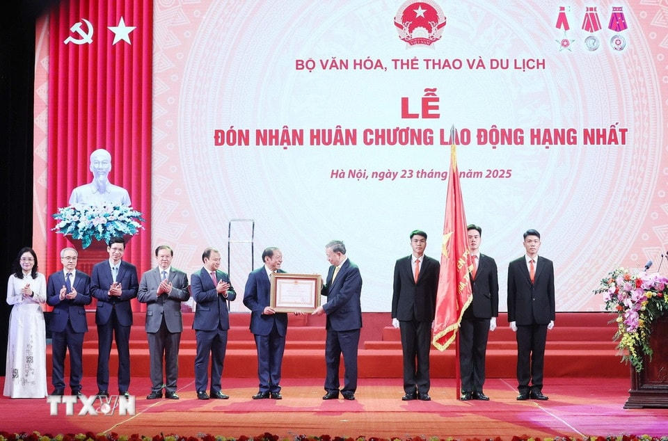 Tổng Bí thư Tô Lâm trao tặng Huân chương Lao động hạng Nhất cho ngành Văn hóa, Thể thao và Du lịch. (Ảnh: Thống Nhất/TTXVN)