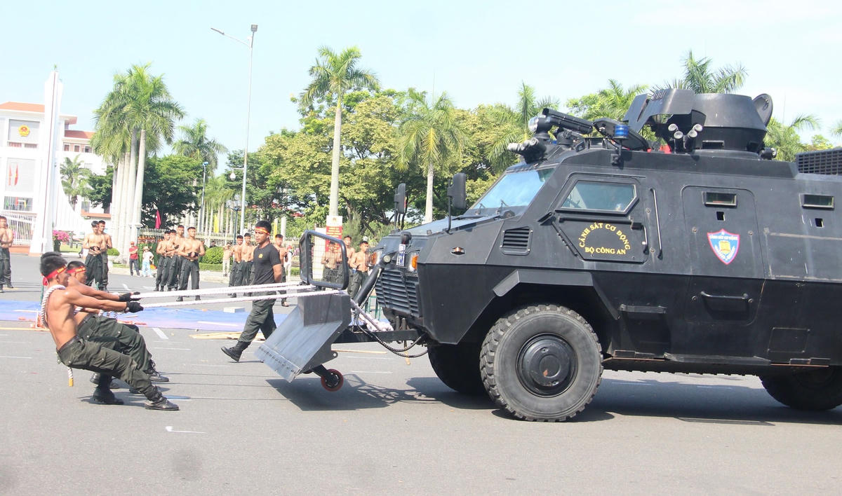 Dùng thân người kéo xe bọc thép.