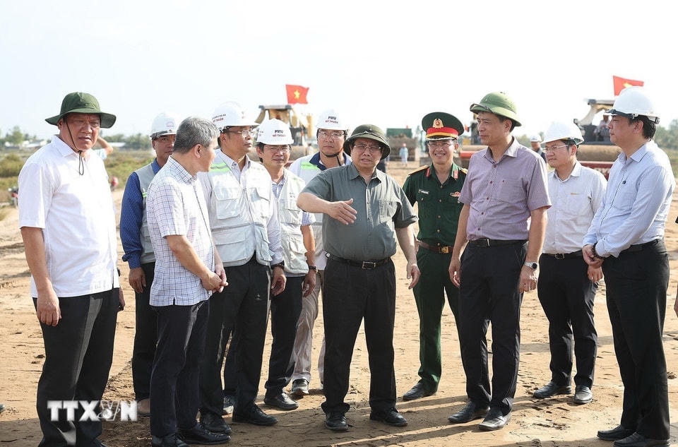 Thủ tướng Phạm Minh Chính kiểm tra tiến độ thi công dự án thành phần đoạn Hậu Giang- Cà Mau. (Ảnh: Dương Giang/TTXVN)
