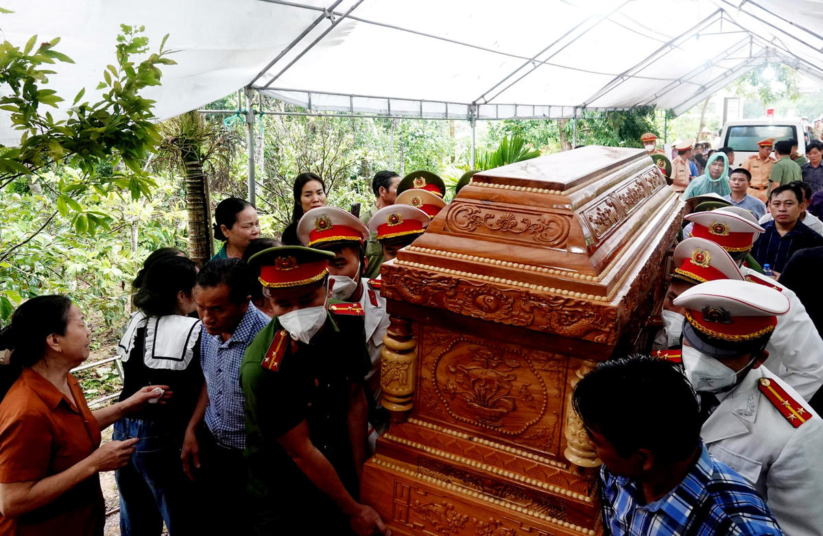 Đại úy Lê Ánh Sáng hy sinh đã để lại hình ảnh đẹp trong trái tim đồng nghiệp, người thân và bà con làng xóm. Ai cũng đều rưng rưng nước mắt, tiếc thương về sự ra đi của anh.