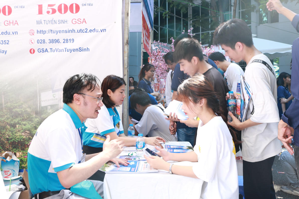 Trường đại học tư vấn tuyển sinh cho thí sinh.