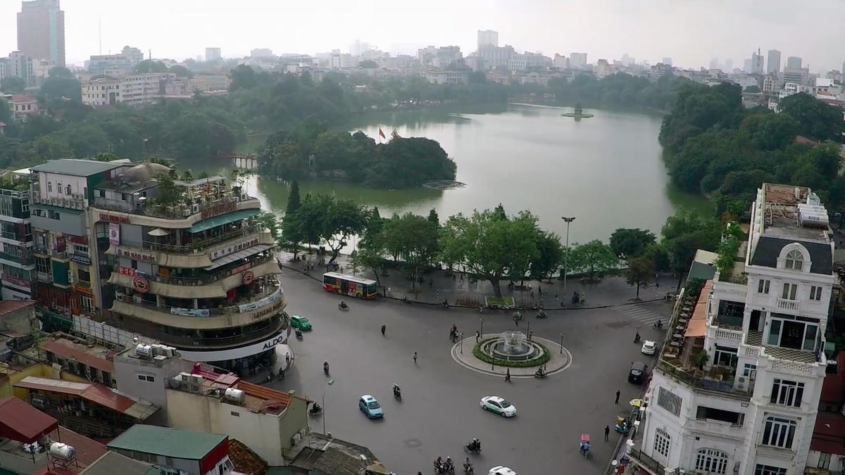 Không gian hồ Gươm.