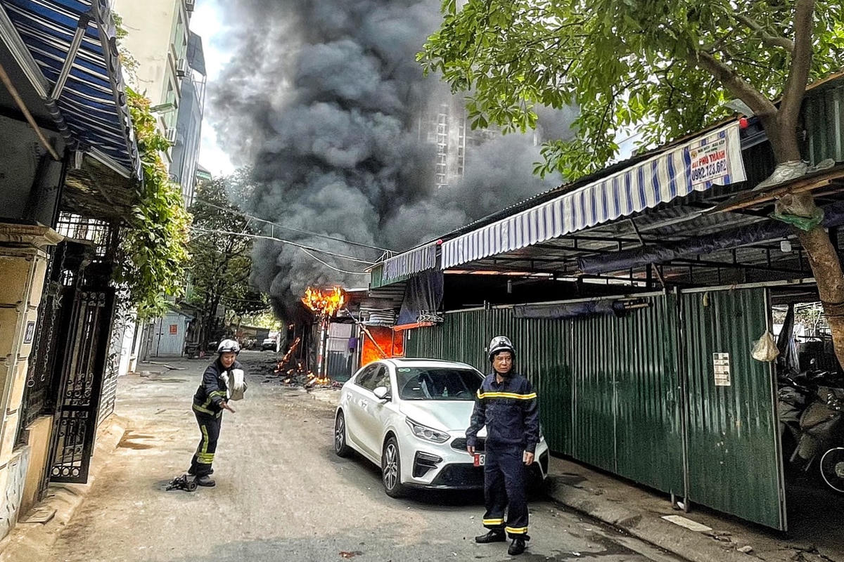 Ngay sau khi phát hiện người dân và chủ cơ sở này đã dập lửa nhưng bất thành, đồng thời xin chi viện lực lượng cứu hoả.