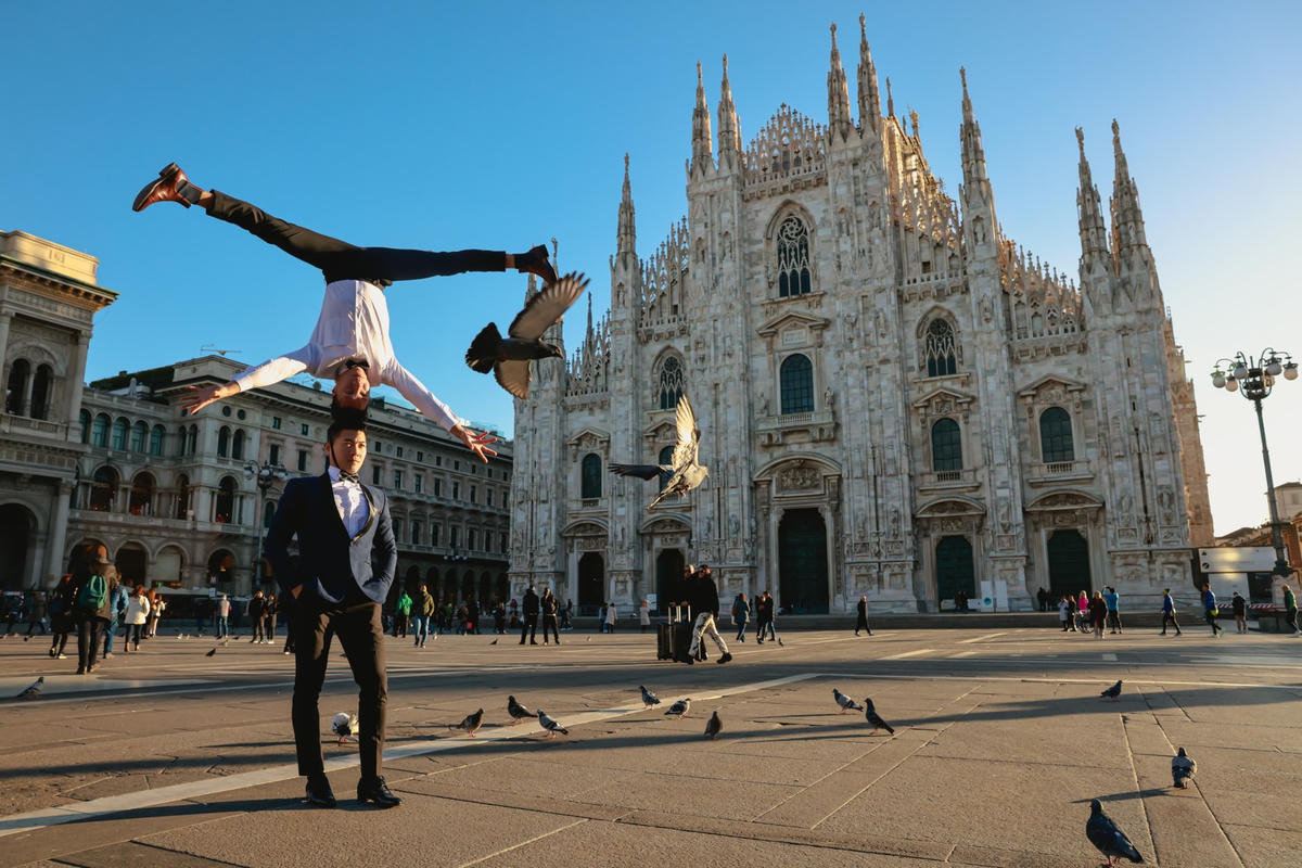 Hai nghệ sĩ Quốc Cơ - Quốc Nghiệp trình diễn tại Milan, Italy.