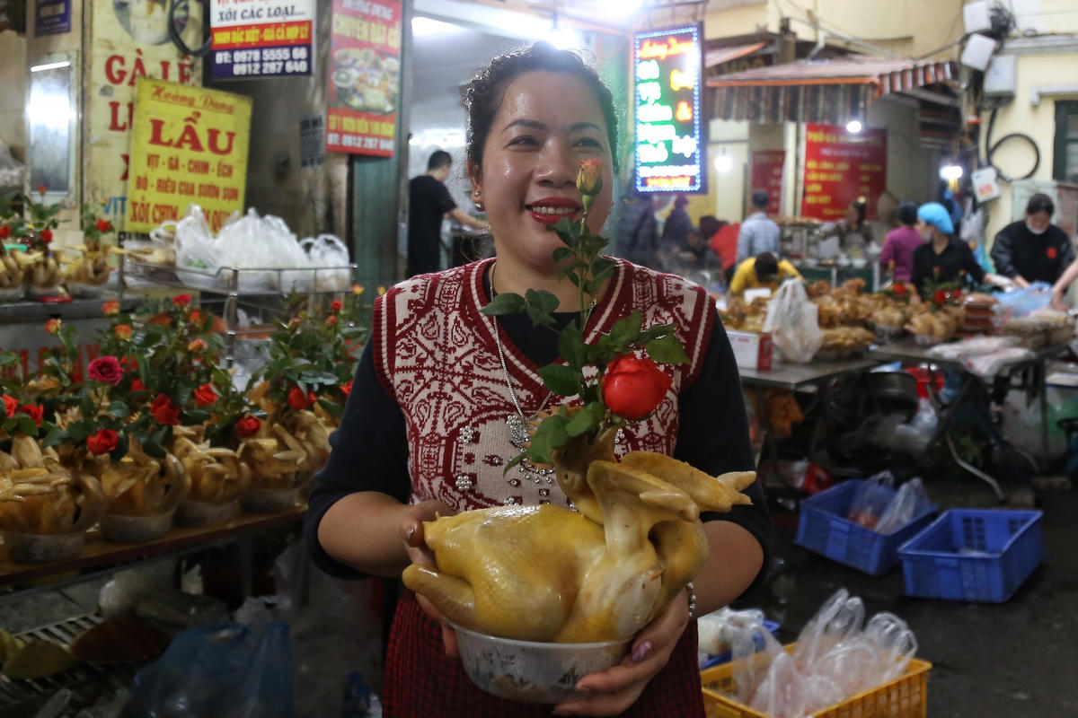 Vì vậy, một trong những nơi đông đúc nhất tại chợ là nơi bán gà ngậm hoa hồng.