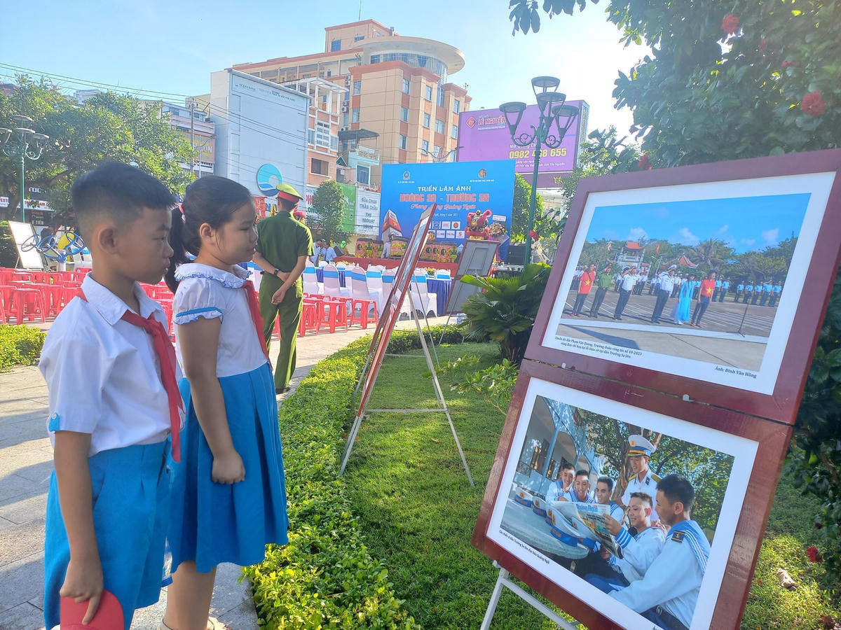 Học sinh tham quan triển lãm ảnh về Hoàng Sa - Trường Sa trong lòng Quảng Ngãi.