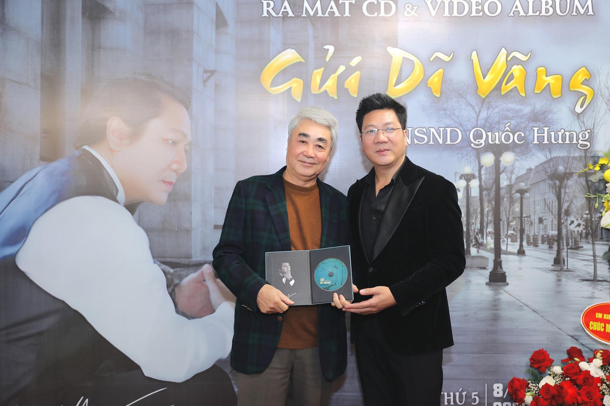 NSND Quốc Hưng (trái) và người thầy của mình NSND Quang Thọ.