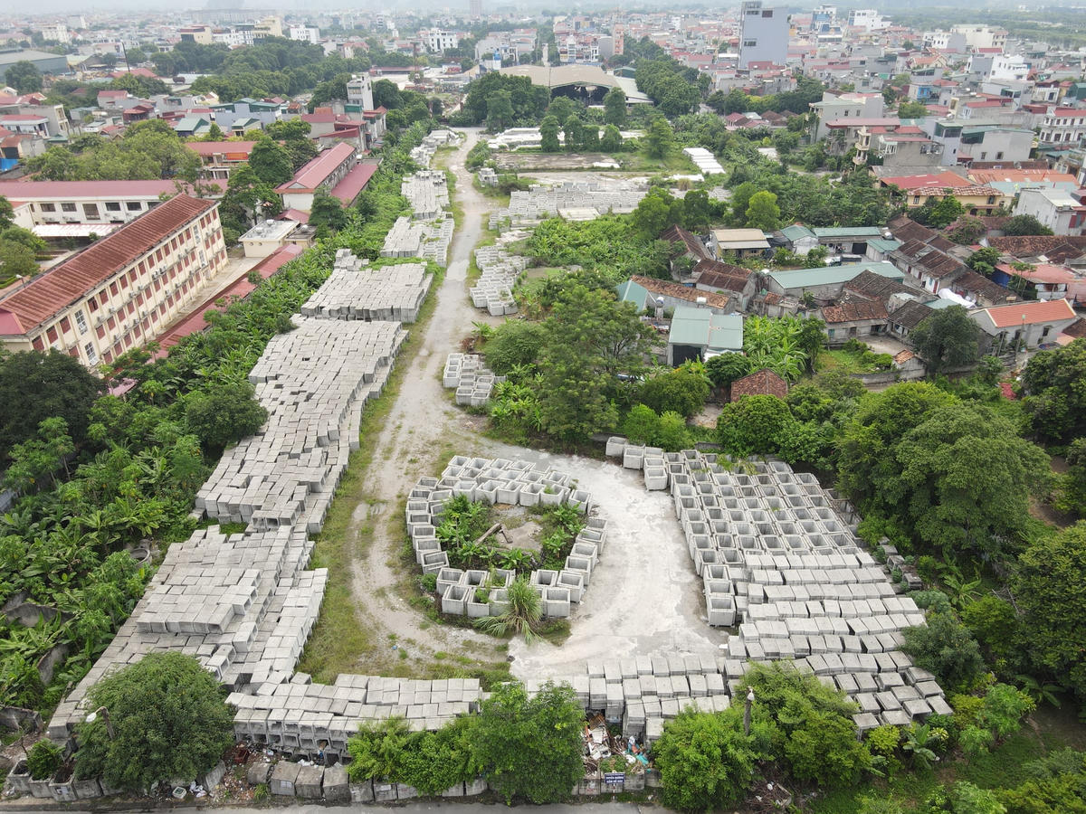 Sau gần 20 năm không triển khai, dự án hiện tại là nơi đặt ống cống, hộp, cọc bê tông của một doanh nghiệp trên địa bàn tỉnh Ninh Bình.