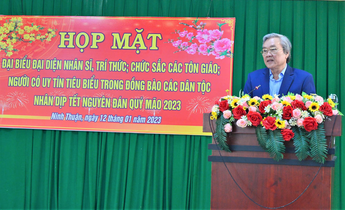 Ông Lê Văn Bình, Chủ tịch Ủy ban MTTQ VN tỉnh Ninh Thuận, phát biểu tại hội nghị.