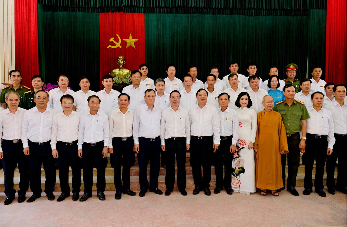 Chủ tịch nước trò chuyện, chụp ảnh lưu niệm với cán bộ, nhân dân xã Xuân Kiên, huyện Xuân Trường - xã nông thôn mới kiểu mẫu.