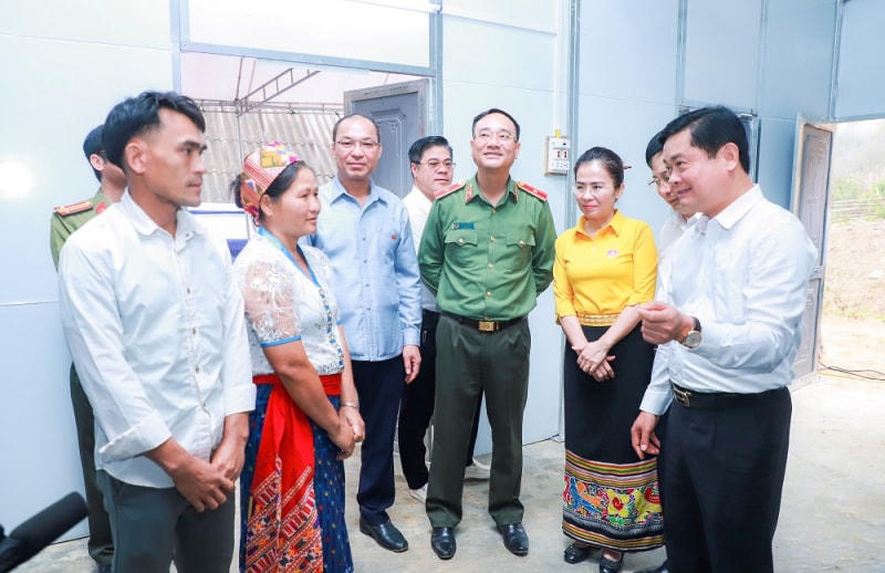 Người dân vui mừng trước chương trình hết sức ý nghĩa mà tỉnh Nghệ An dành cho người nghèo.