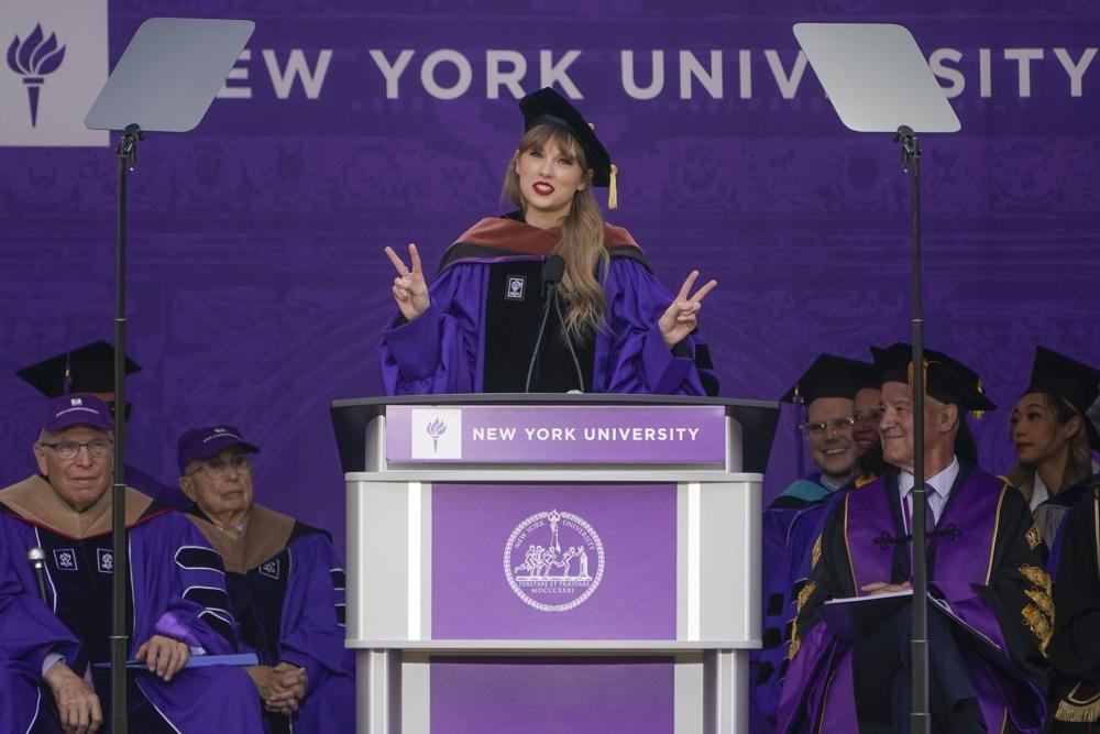 [ẢNH] Taylor Swift nhận bằng Tiến sĩ Danh dự của Đại học New York