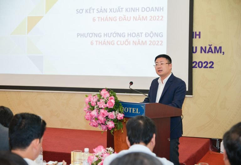 Ông Hà Quang Hòa - Phó Bí thư Đảng ủy, Tổng Giám đốc Vinataba báo cáo tại Hội nghị.