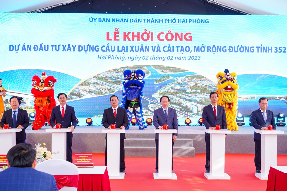Các đại biểu bấm nút khởi công dự án.