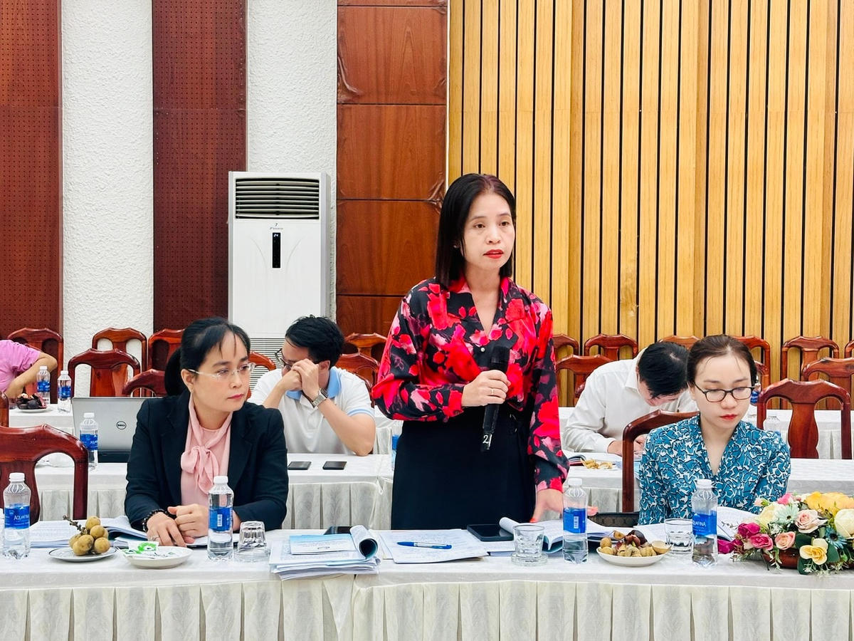 Thành viên đoàn giám sát trao đổi, đề nghị làm rõ thêm vấn đề bố trí tái định cư. Ảnh: Mạnh Thìn.