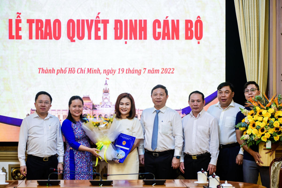 Nhà báo Nguyễn Thị Thu Hà chụp ảnh lưu niệm cùng lãnh đạo TP HCM và đại diện tập thể cán bộ, nhân viên Tạp chí Du lịch TP HCM.