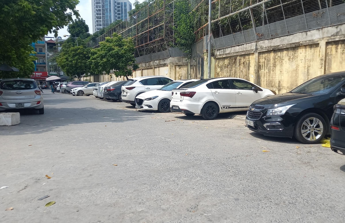 Quận Nam Từ Liêm: Bất chấp biển cấm, xe ô tô vẫn đỗ dưới lòng đường, vỉa hè