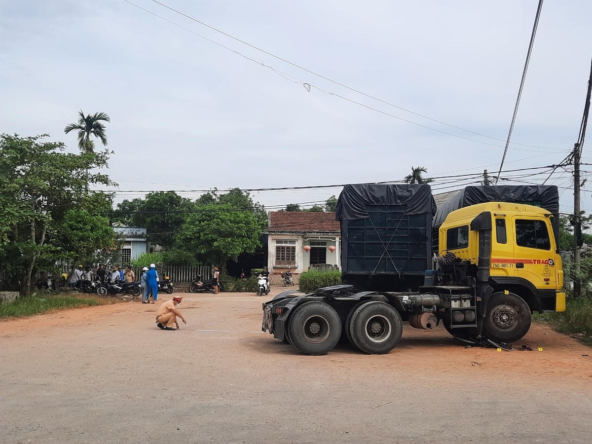 Lực lượng chức năng có mặt tại hiện trường để tiến hành điều tra, làm rõ nguyên nhân vụ tai nạn.