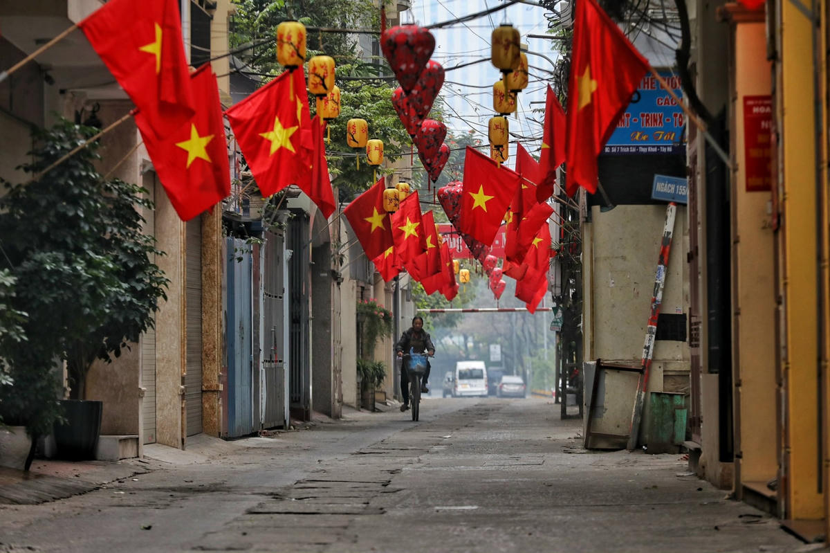 Hà Nội sáng mùng 1 Tết Quý Mão (22/1) trái ngược với không khí đông đúc, nhộn nhịp, vội vã và tấp nập hằng ngày. Sự ồn ào với tiếng còi xe, vội vã, tấp nập… dường như đã biến mất, thay vào đó là sự bình yên, nhẹ nhàng đến lạ.