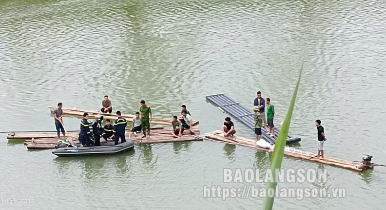 Lực lượng chức năng triển khai các biện pháp cứu hộ, tìm kiếm trên sông Kỳ Cùng vào chiều ngày 11/5. Ảnh: Báo Lạng Sơn.