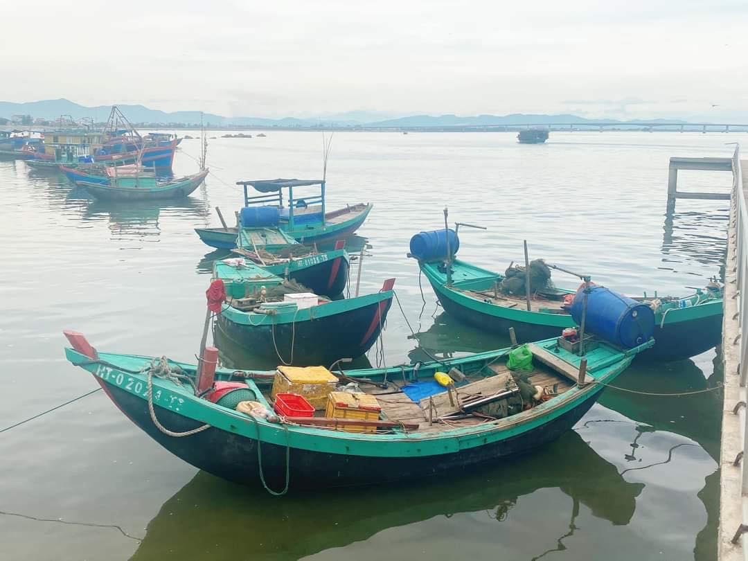 Tạm giữ nhiều phương tiện dùng để kích điện khai thác thuỷ sản trên biển.