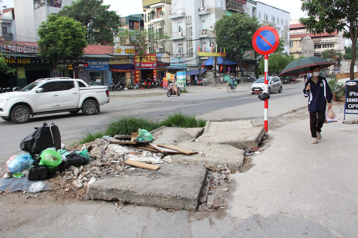 Hàng loạt hố ga trên Phố Viên - Nguyễn Đình Tứ 'bẫy' người đi đường