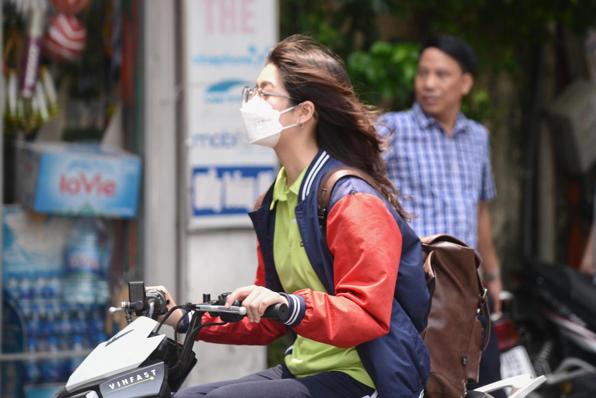 Nhiều em học sinh đi với tốc độ cao, tiềm ẩn nguy cơ tai nạn giao thông là rất lớn.