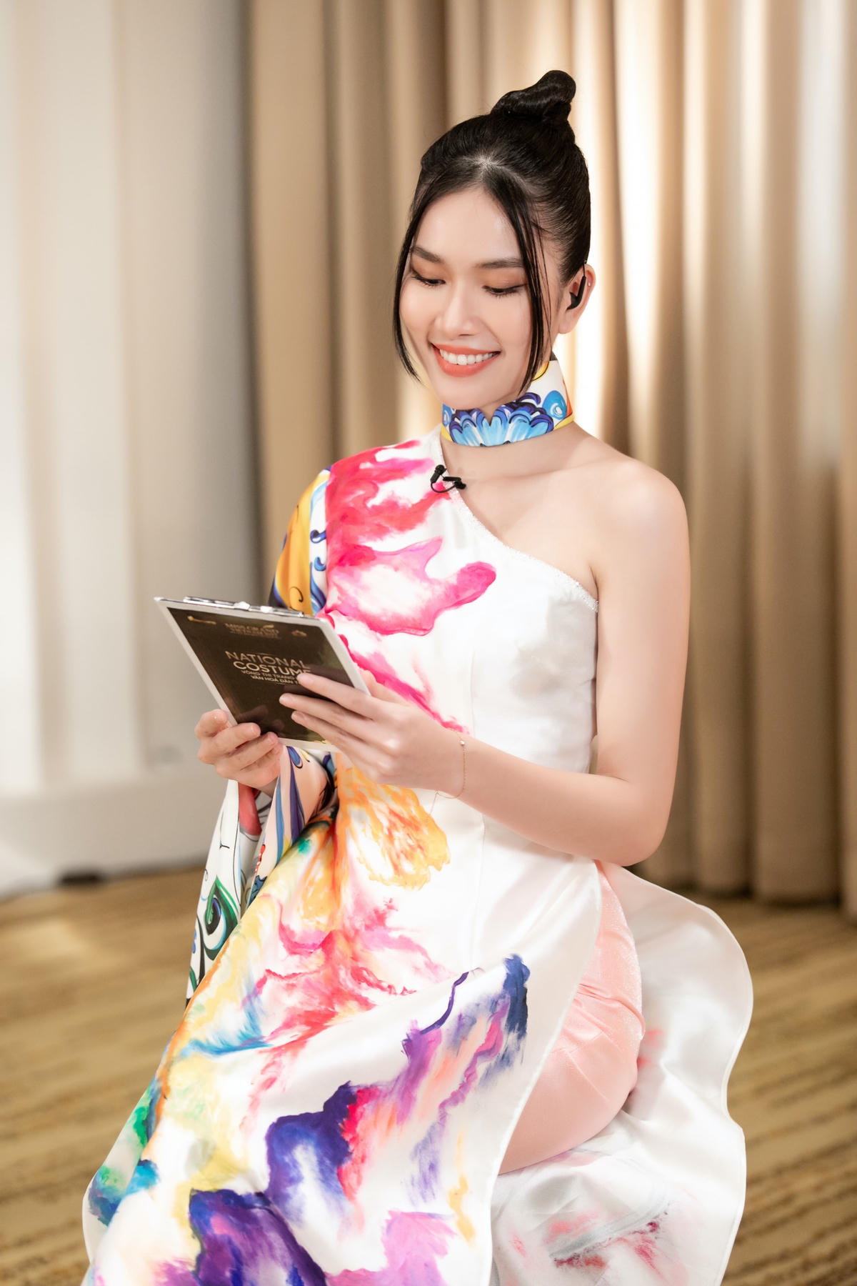 Á hậu Phương Anh đảm nhận vai trò host. 