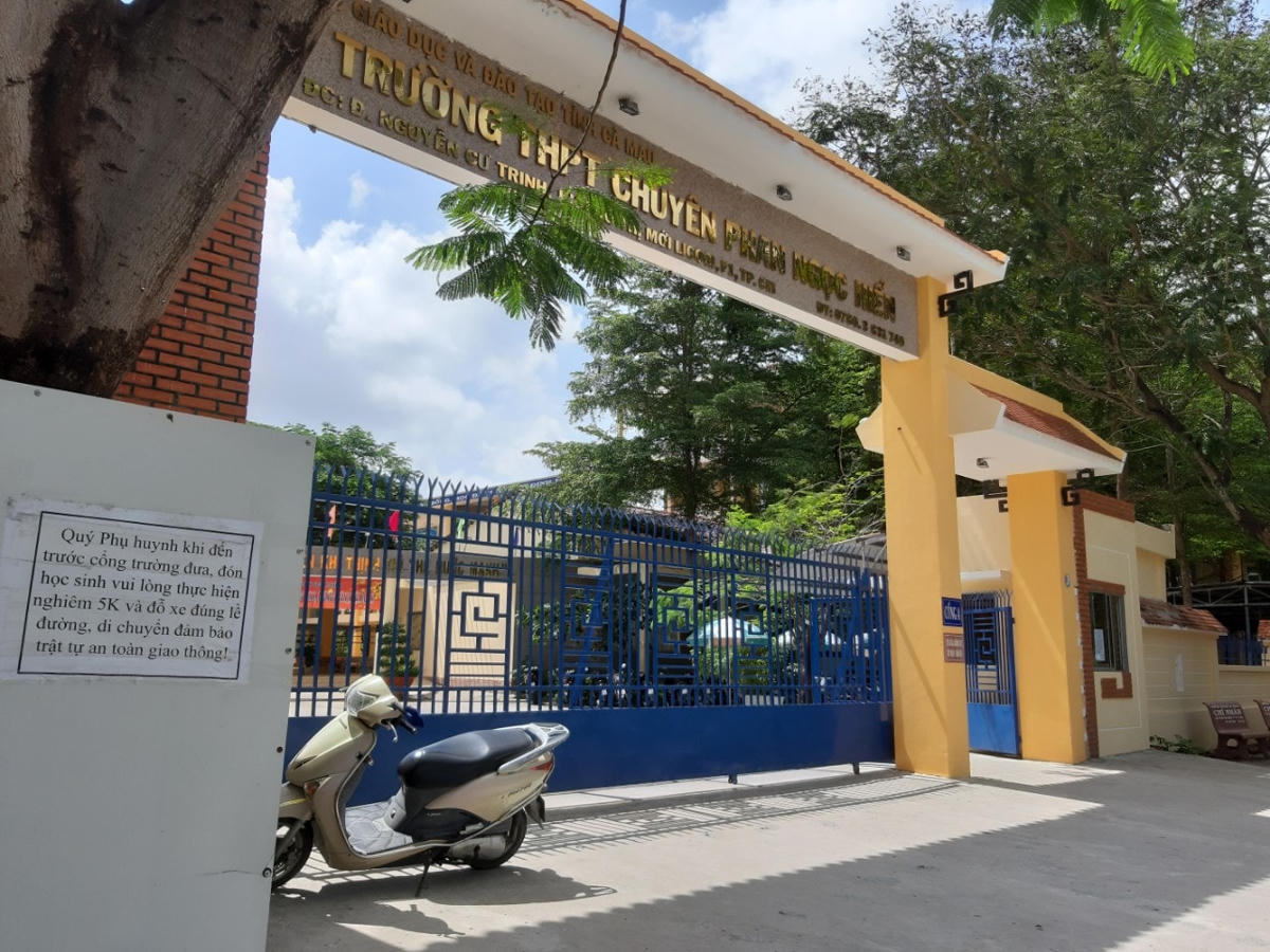 Trường THPT Chuyên Phan Ngọc Hiển nơi xảy ra sự việc thầy Hiệu phó yêu cầu học sinh ăn thức ăn từ thùng rác.