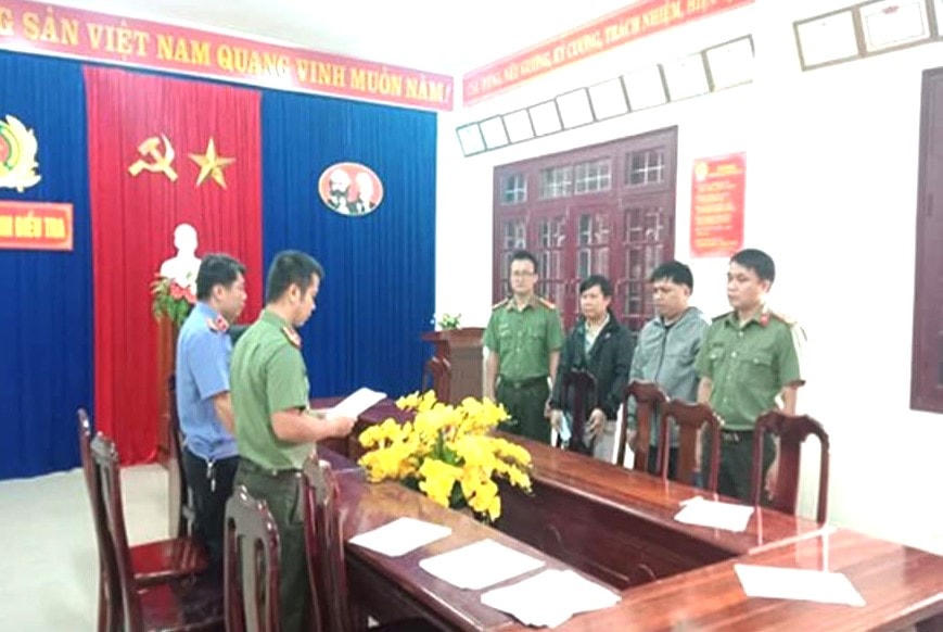 Lực lượng Công an đọc quyết định bắt Đức và Nghĩa.