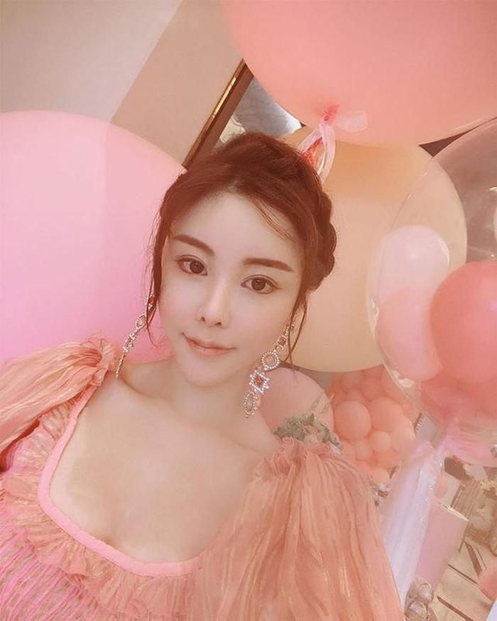Mặc dù đã có hai con chung với tình mới nhưng Abby Choi vẫn chu cấp cho chồng cũ, mua nhà cho cả nhà chồng cũ ở. 