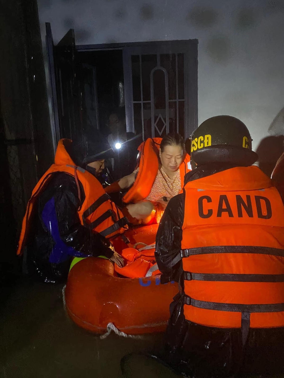 Lực lượng vũ trang TP Đà Nẵng sơ tán, di dời dân ra khỏi khu vực bị nước ngập sâu.