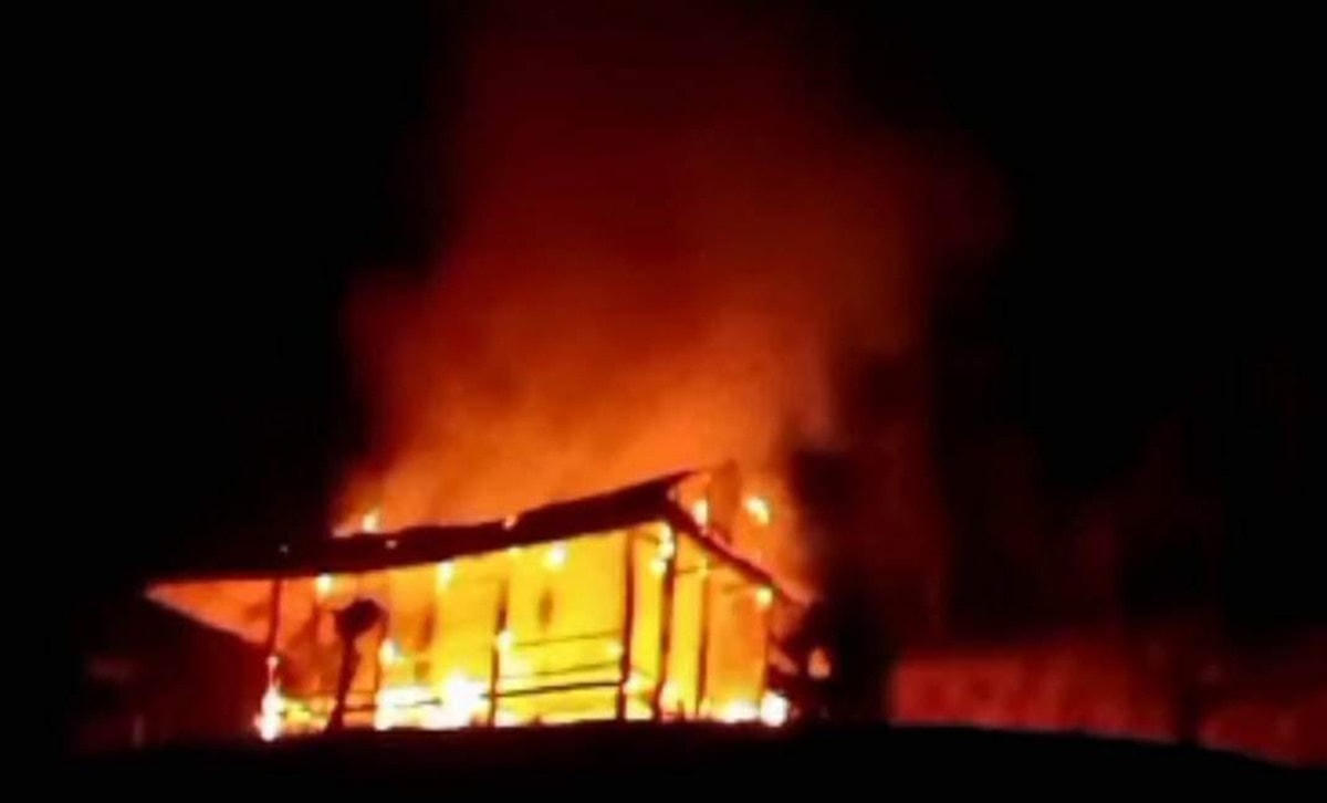 Ngôi nhà 4 gian bốc cháy dữ dội trong đêm. Ảnh người dân cung cấp.