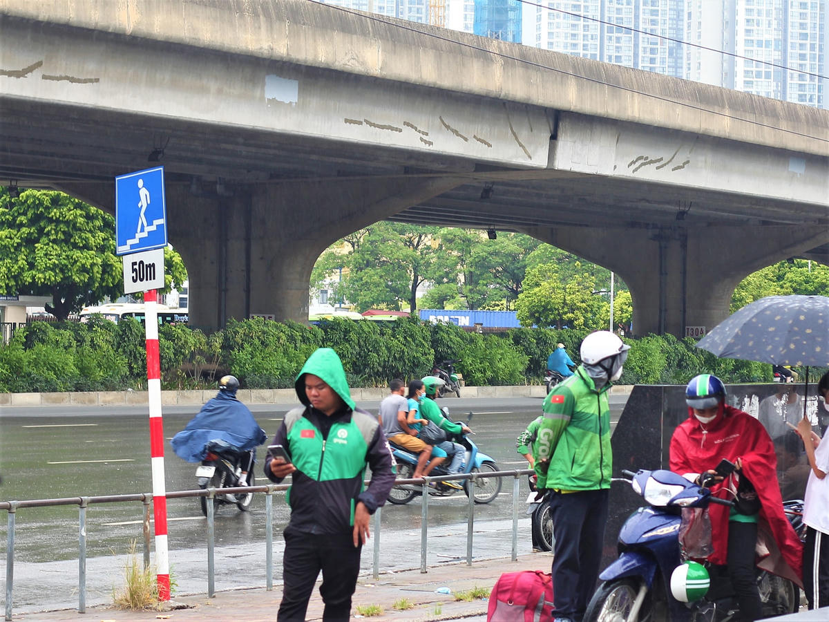 Tại những tuyến gần các bến xe lớn như là: Bến xe Mỹ Đình, bến xe Giáp Bát, bến xe Nước Ngầm,... thường xuyên có các tài xế để tiết kiệm thời gian, rút ngắn quãng đường đi lại đã sẵn sàng đi ngược chiều.  