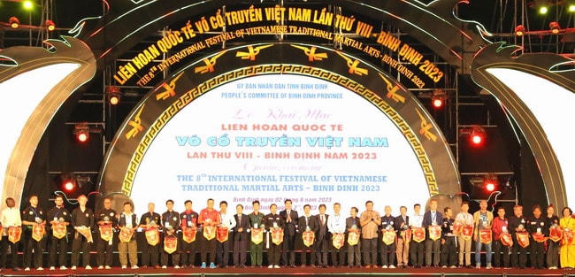 Ban tổ chức trao cờ lưu niệm cho các đoàn võ thuật.