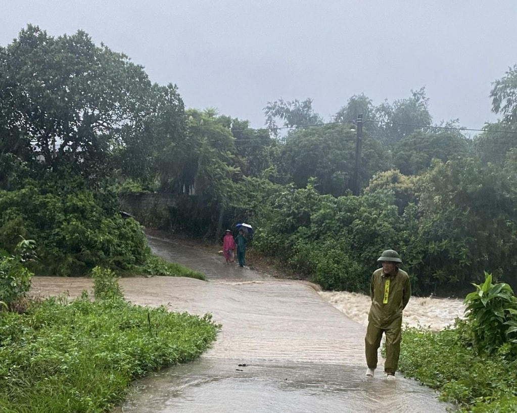 Xã Bình Khê (TX Đông Triều) cắt cử người canh gác tràn cảnh báo người và phương tiện không lưu thông qua tràn khi lũ về.