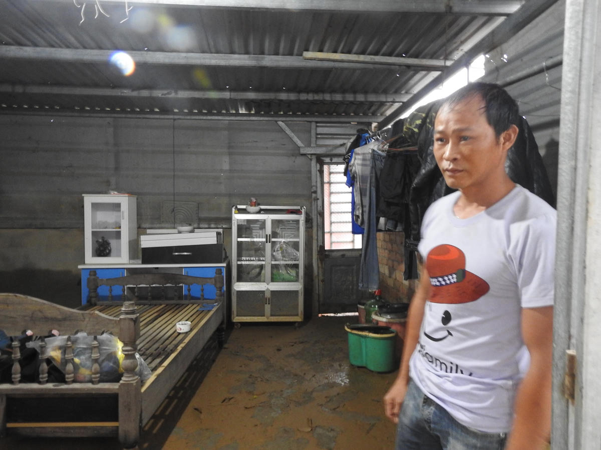 Khó khăn nhất, lo lắng nhất của các hộ dân ở kiệt 133 là không được nâng cấp, cải tạo nhà cửa để tránh ngập vào mỗi mùa mưa. Ảnh: Thanh Tùng.