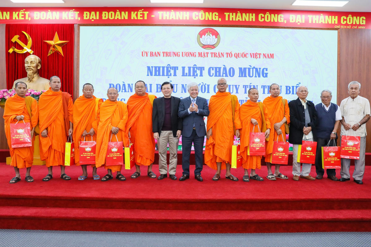 Chủ tịch Đỗ Văn Chiến tặng quà người có uy tín tiêu biểu tỉnh Sóc Trăng.