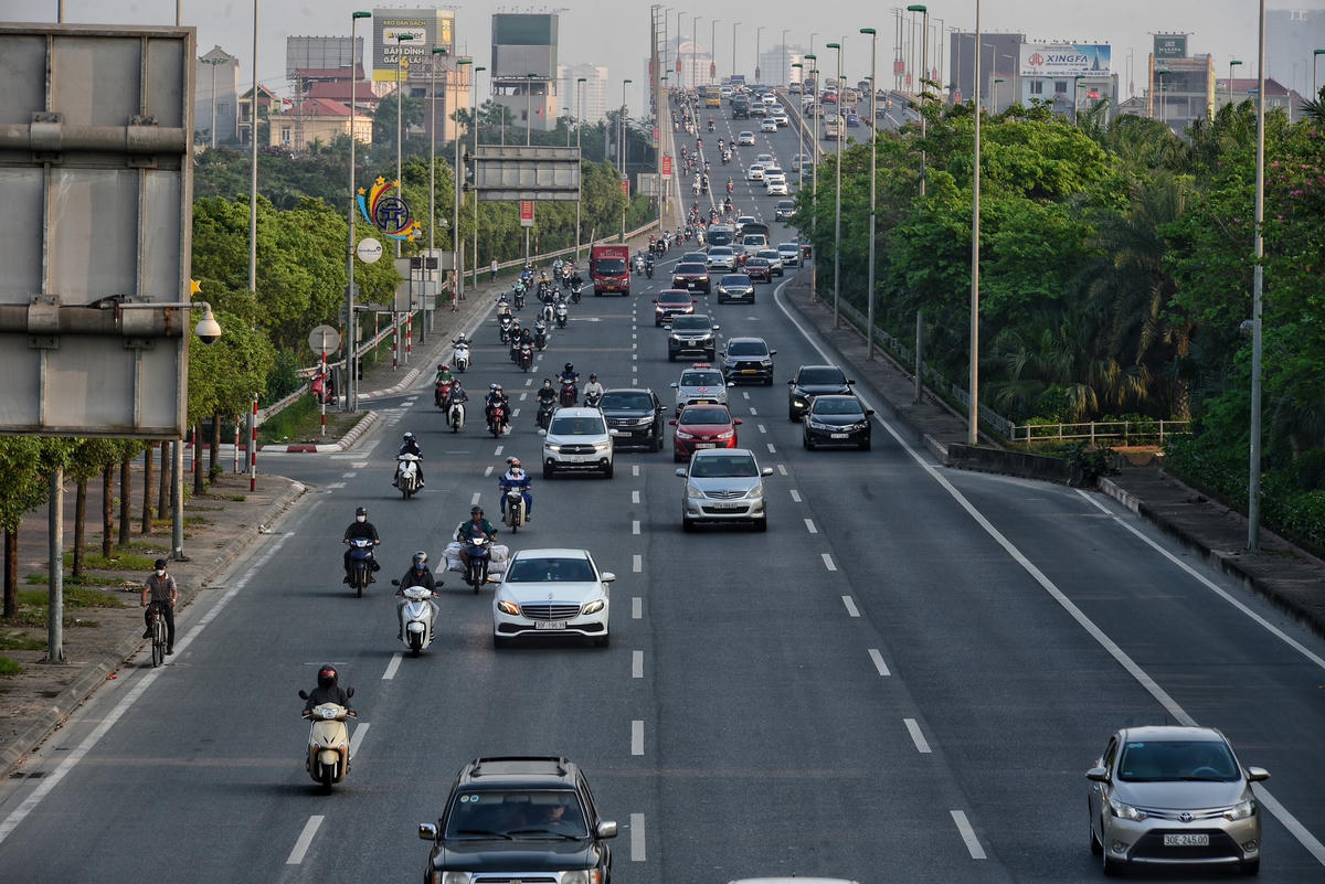 Các phương tiện dễ dàng lưu thông từ cầu Nhật Tân hướng đi sân bay Nội Bài.