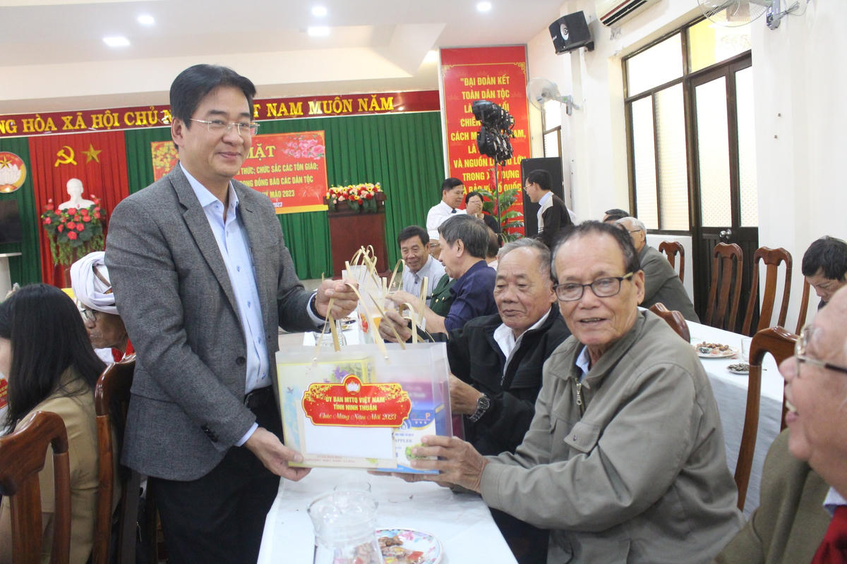 Ninh Thuận: Gặp mặt nhân sĩ, tri thức, chức sắc các tôn giáo, người có uy tín tiêu biểu 