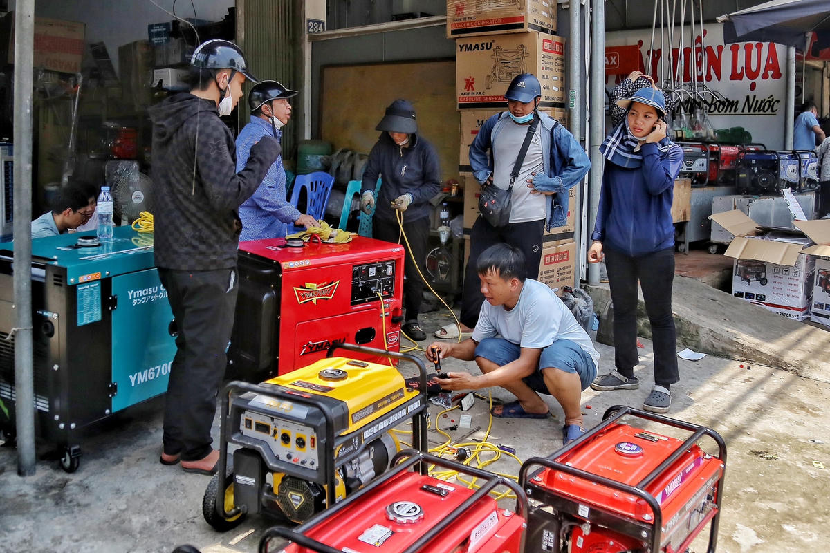 Thợ máy, kỹ thuật viên tại các cửa hàng đội nắng làm việc không ngơi tay trước nhu cầu của người dân.