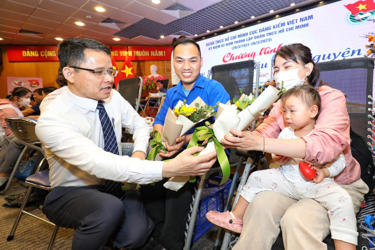 Ông Nguyễn Vũ Hải, Phó Cục trưởng Cục Đăng kiểm Việt Nam gửi tặng nhưng bông hoa tươi thắm cho những người tham gia hiến máu.