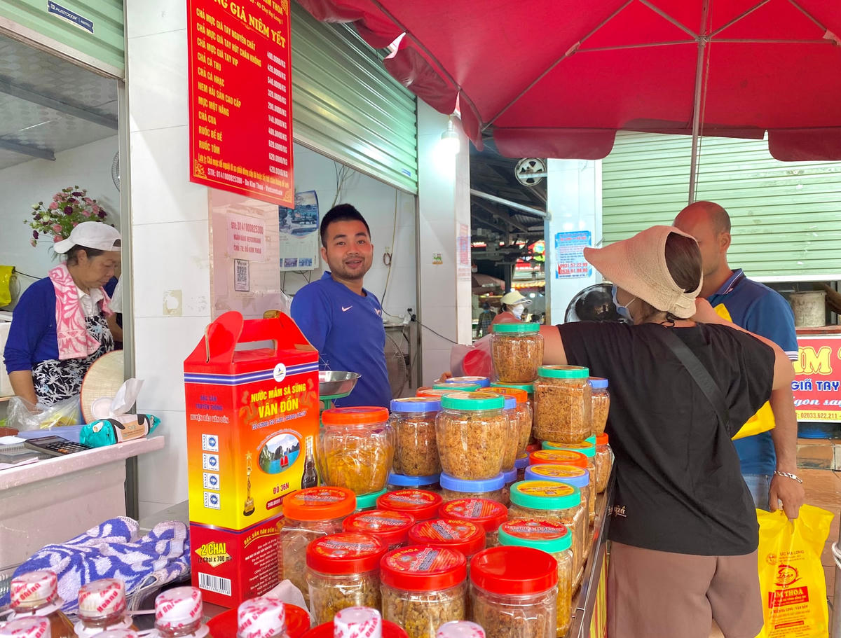 Ngoài các loại hải sản tươi sống thì chả mực và ruốc tôm, mắm tép,... cũng là sự lựa chọn của nhiều du khách.